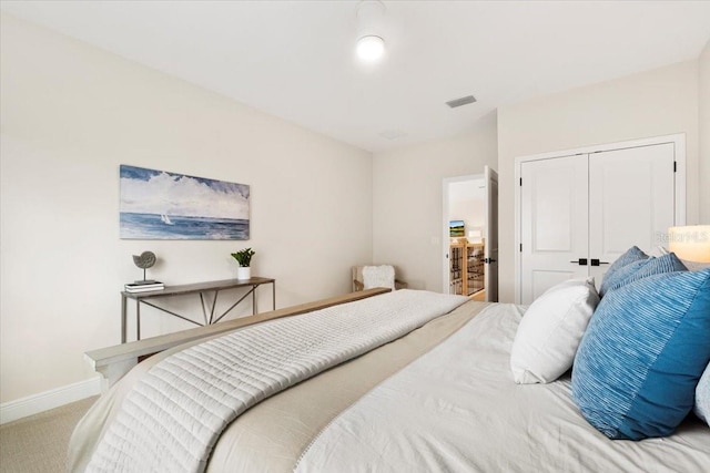 bedroom featuring carpet flooring and a closet