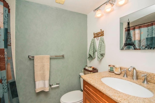 bathroom with a shower with curtain, vanity, and toilet