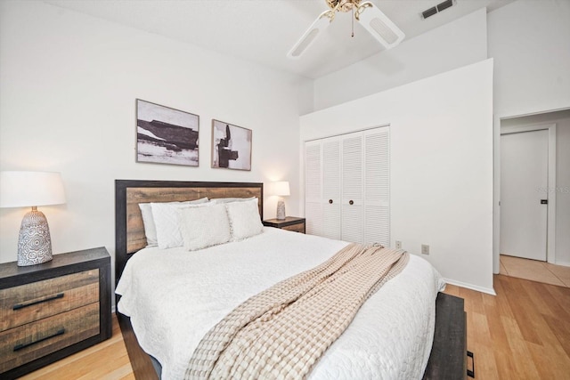 bedroom featuring light hardwood / wood-style floors, a closet, and ceiling fan