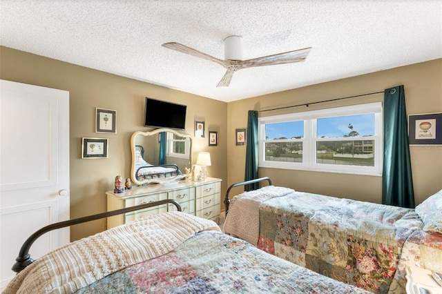 bedroom featuring ceiling fan and a textured ceiling