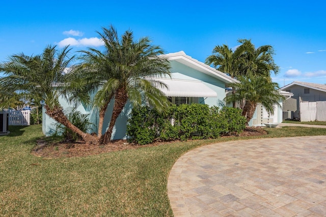 view of front of property with a front lawn