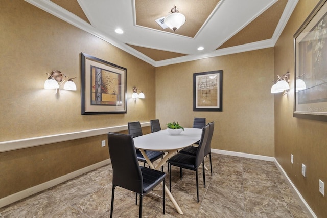 dining space featuring visible vents, crown molding, and baseboards