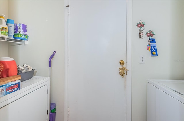 washroom featuring washing machine and clothes dryer