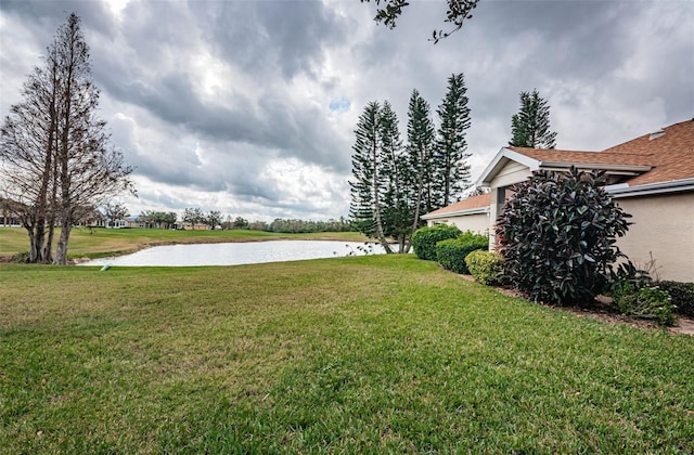 view of yard featuring a water view