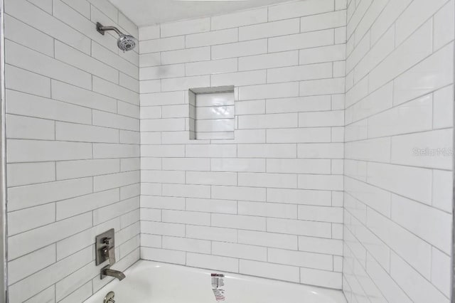 bathroom with tiled shower / bath combo