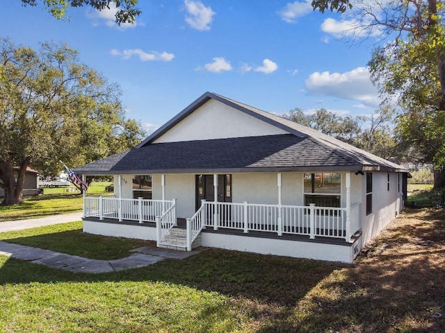 view of front facade featuring covered porch and a front lawn