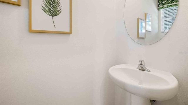 bathroom featuring sink