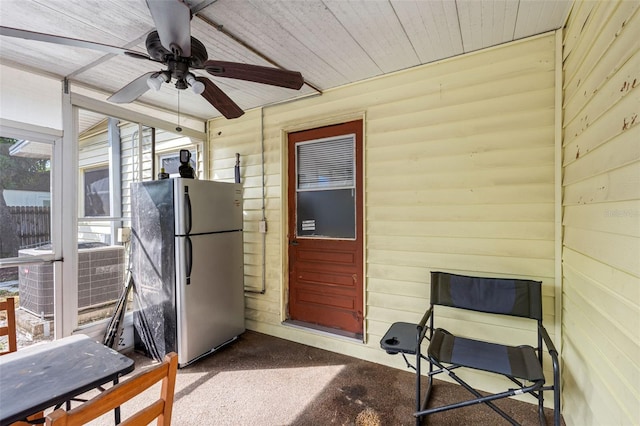 sunroom with ceiling fan