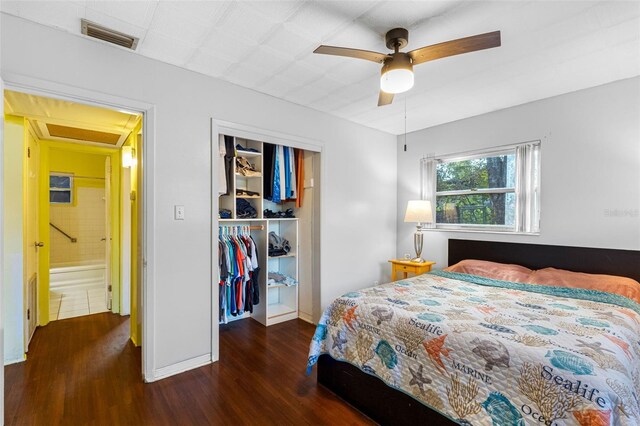 bedroom with ceiling fan, dark hardwood / wood-style floors, and a closet