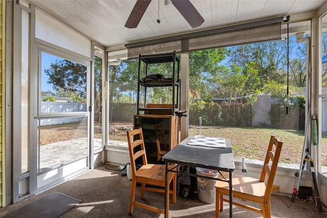 sunroom with ceiling fan