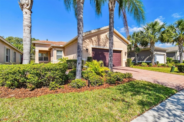 view of front of home featuring a garage and a front yard