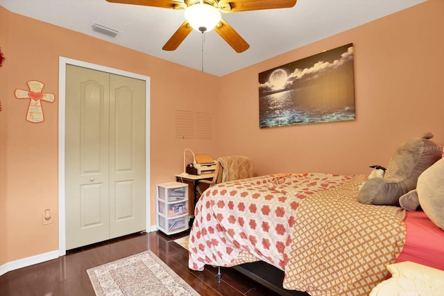 bedroom featuring ceiling fan, dark hardwood / wood-style floors, and a closet