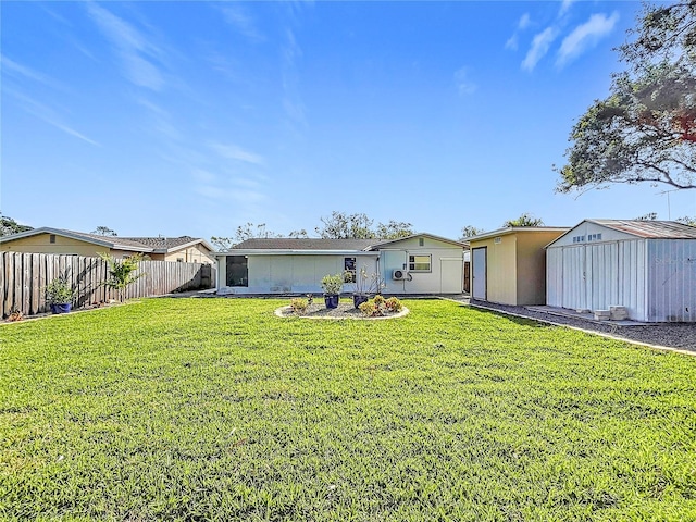 view of front of property featuring a storage shed and a front yard