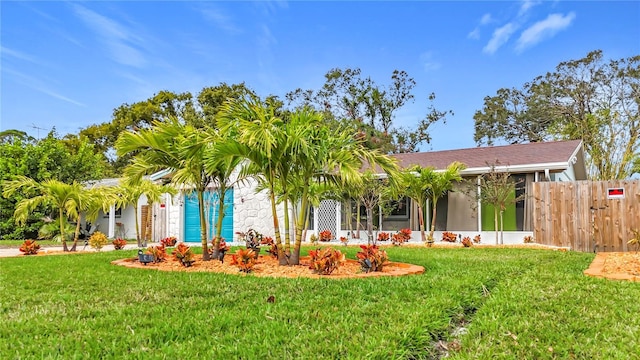 view of front of house featuring a front yard