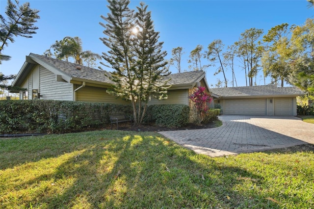 view of front of home featuring a front yard and a garage