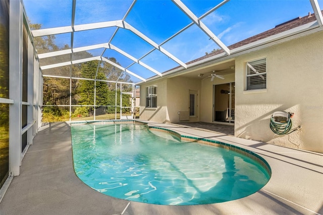 view of swimming pool with a lanai, ceiling fan, and a patio area