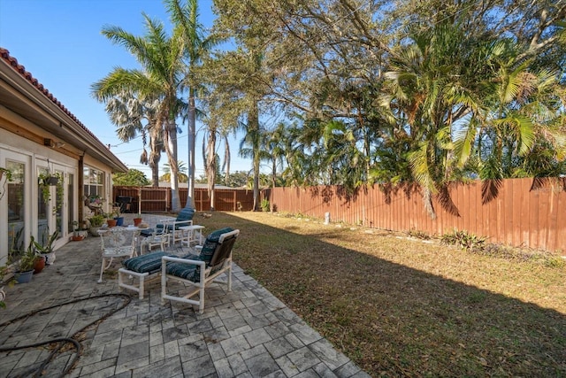 view of yard featuring a patio area