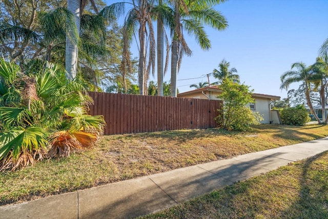 view of side of property featuring a lawn