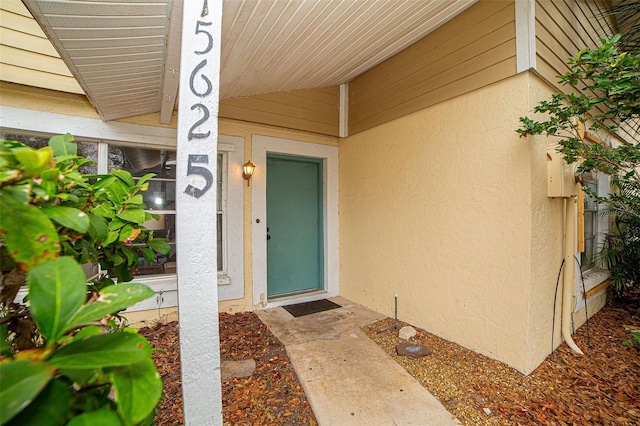 property entrance featuring stucco siding