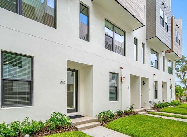 view of front of house featuring a front yard