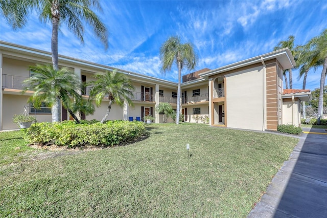 view of front of home featuring a front lawn