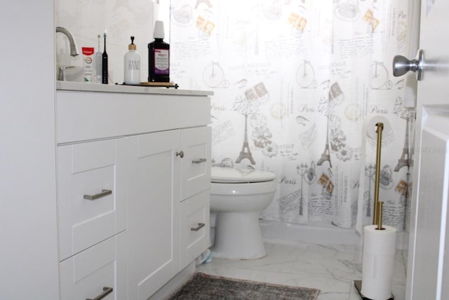 bathroom featuring a shower with shower curtain, vanity, and toilet