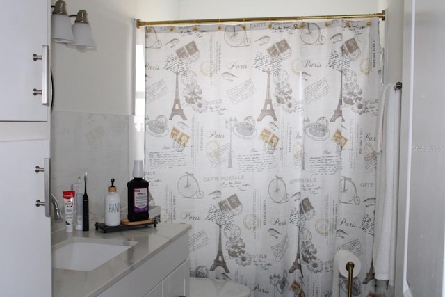 bathroom with a shower with curtain and vanity