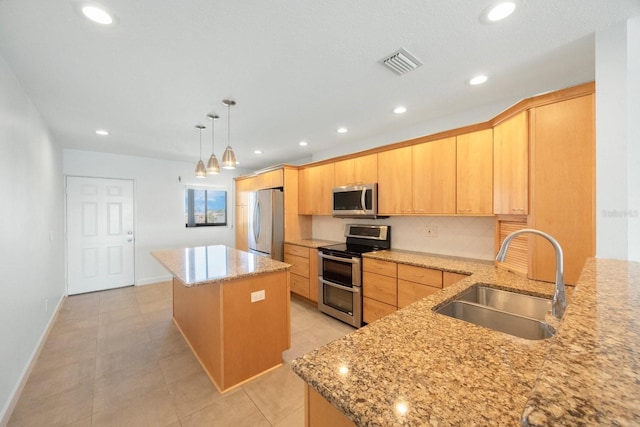 kitchen with sink, light brown cabinets, stainless steel appliances, kitchen peninsula, and pendant lighting