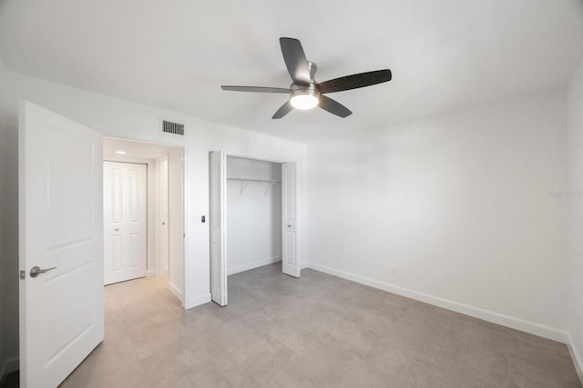 unfurnished bedroom featuring ceiling fan and a closet