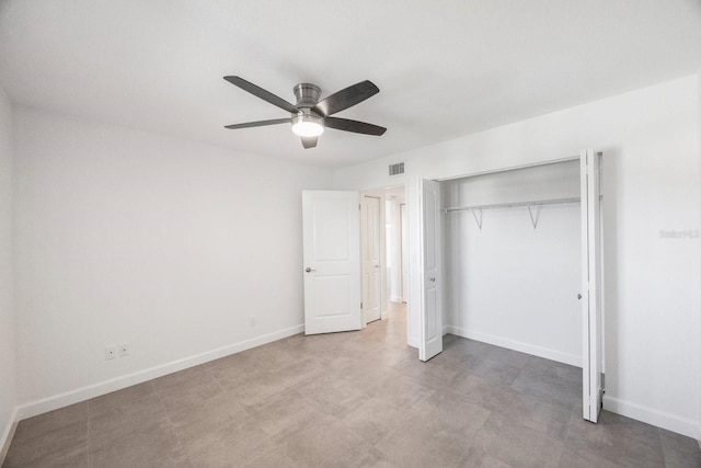 unfurnished bedroom with ceiling fan and a closet