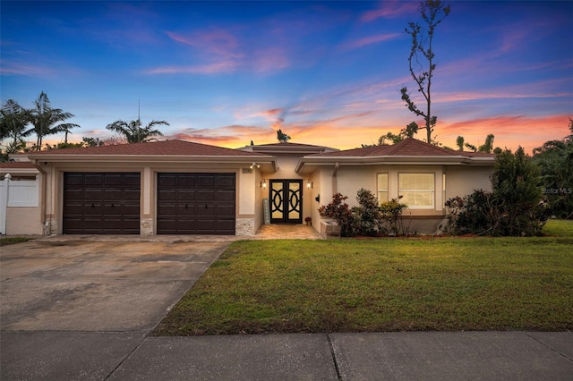 view of front facade featuring a garage and a yard