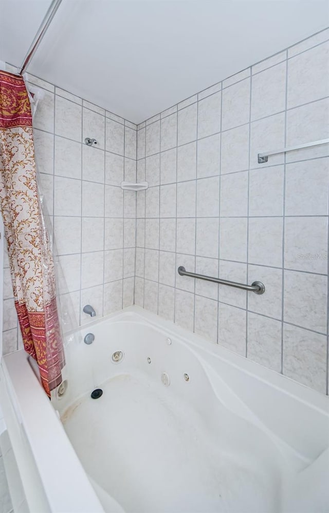 bathroom featuring shower / bath combo