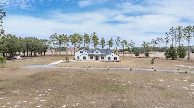 view of front of property featuring a rural view