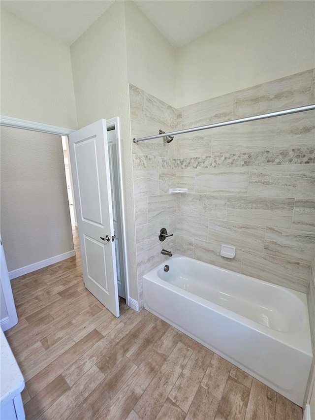 bathroom featuring tiled shower / bath combo