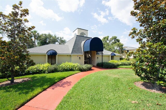 view of front of house with a front lawn