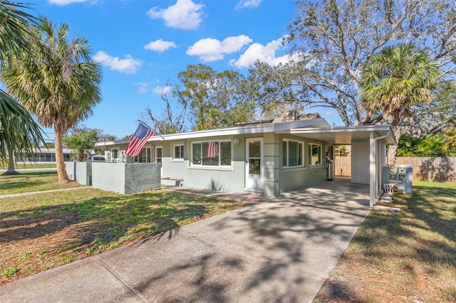 view of front of home with a front lawn and a carport