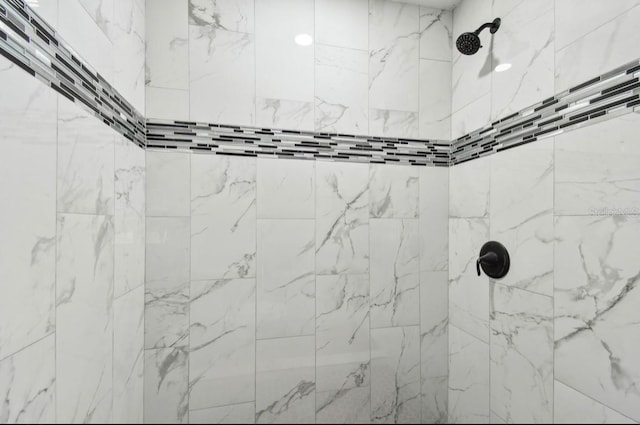 bathroom featuring a tile shower