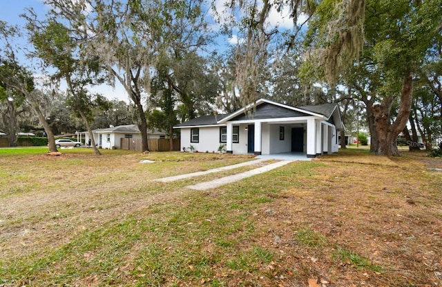 view of front of house with a carport and a front yard