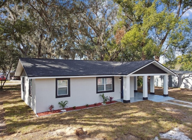 ranch-style house featuring a front yard