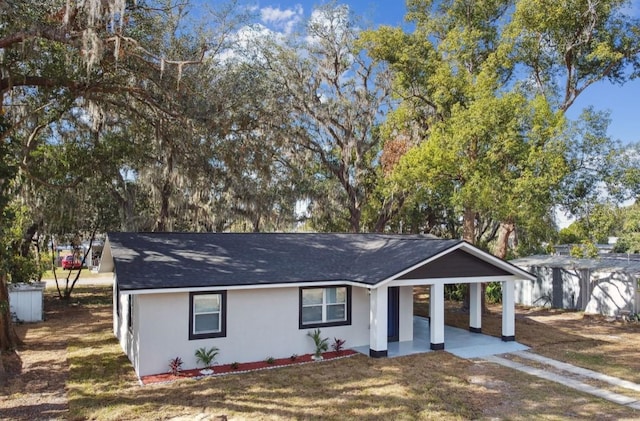 view of front of house with a front lawn