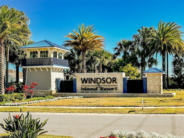 community sign featuring a yard