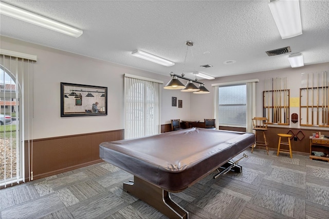 playroom with bar area, carpet floors, a textured ceiling, and billiards