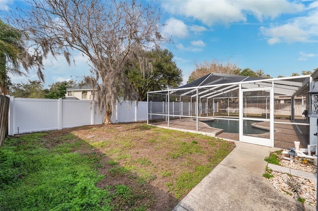 view of yard featuring a lanai and a fenced in pool