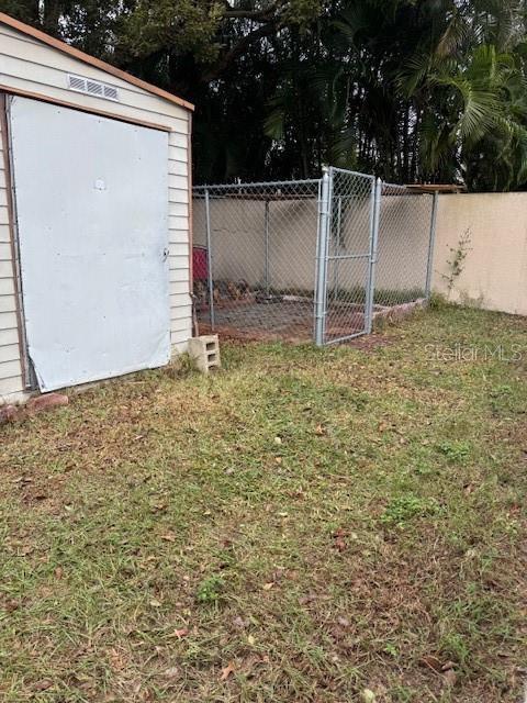 view of yard featuring a shed