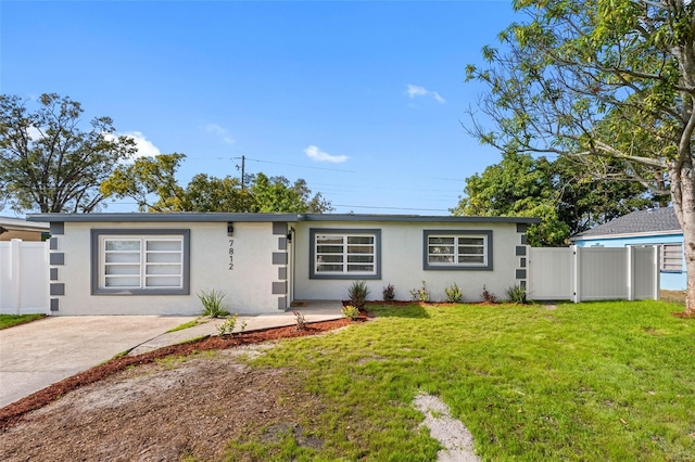 single story home featuring a front lawn