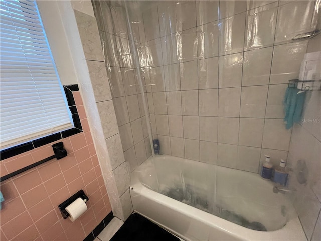 bathroom featuring tiled shower / bath combo