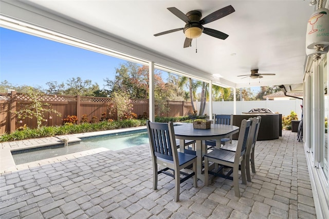 sunroom with ceiling fan