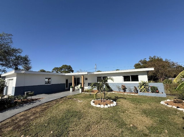 ranch-style house featuring a front lawn