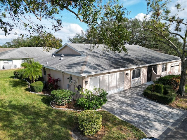 single story home featuring a front lawn