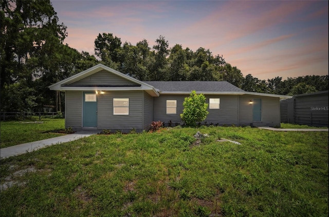 single story home featuring a lawn